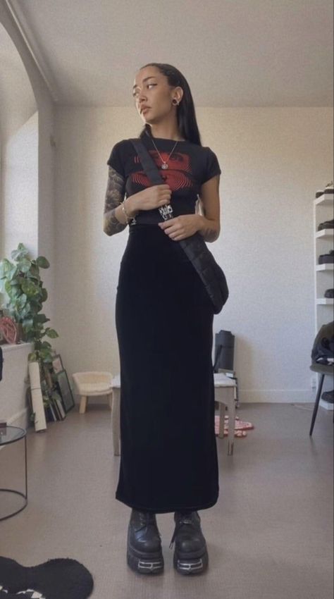 Black Mesh Midi Skirt Outfit, Long Black Tube Skirt Outfit, Long Black Skirt Outfit Fall Casual, Layered Slip Dress Outfit Grunge, Casual Long Black Skirt Outfits, Fully Black Outfits, Black Skirt Outfit Y2k, T Shirt Long Skirt Outfit, Long Black Floral Skirt Outfit