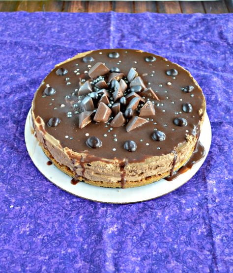 This No Bake Mocha Cheesecake is delicious and easy to make! Chocolate Mocha Cheesecake, Mocha Cheesecake, Mocha Frosting, Chocolate Covered Coffee Beans, Chocolate Mocha, Thick Base, Chocolate Cream Cheese, Ice Cream Pies, Chocolate Delight