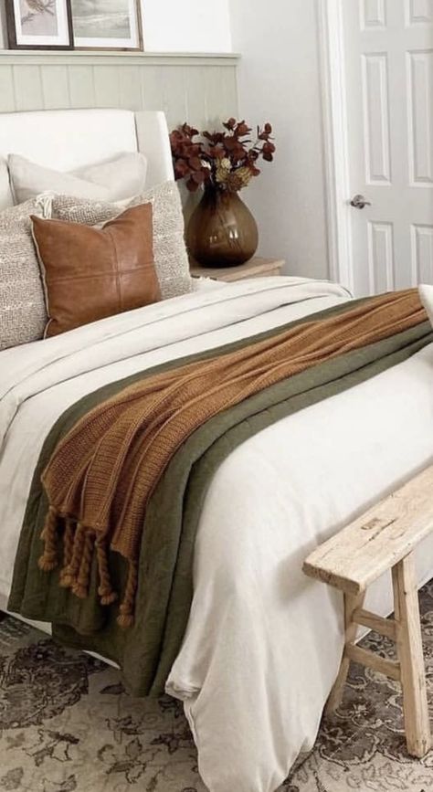 Green Comforter Bedroom, Flowers Apartment, Apartment Bedroom Decor For Couples, Bedroom Decor Ideas For Couples, Free Decorating Ideas, Bedroom Decor Ideas For Couples Romantic, Bedroom Decor For Couples Romantic, Tan Bedroom, Olive Green Bedrooms