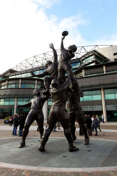 Statue at Rugby Road. (Twickenham stadium) Rugby Rules, Rugby Stadium, Rugby Art, Rugby Girls, English Rugby, Twickenham Stadium, Irish Rugby, Rugby Games, Sports Players