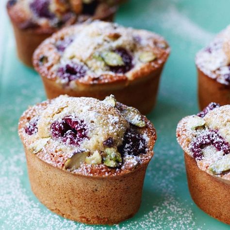 Friands Recipe, Raspberry And Pistachio, Chewy Toffee, Classic French Desserts, French Dessert Recipes, Fairy Cakes, French Desserts, Little Cakes, Small Cake