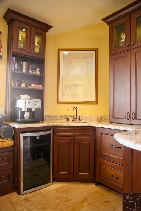 photo Yellow Kitchen Brown Cabinets, Yellow Kitchen Dark Cabinets, Yellow Kitchen Walls With Dark Cabinets, Dark Yellow Kitchen, Dark Brown Kitchen, Yellow Kitchen Walls, Yellow Kitchen Designs, Kitchen Yellow, Stained Kitchen Cabinets