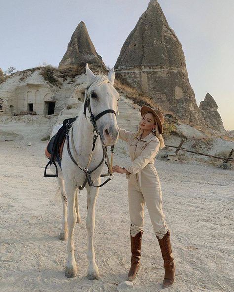 Capadocia Turkey Outfit, Cappadocia Winter Outfit, Capadocia Photo Ideas, Capadocia Outfit, Cappadocia Turkey Outfit, Cappadocia Outfit, Egypt Outfits, Desert Outfit, Horse Photography Poses