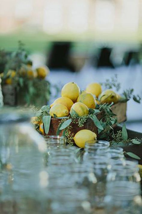 Lemon Centerpieces, Wedding Centerpiece Ideas, Fruit Centerpieces, Simple Wedding Flowers, Simple Wedding Centerpieces, Easy Wedding, Wedding Floral Centerpieces, Lemon Decor, Wedding Centerpieces Diy