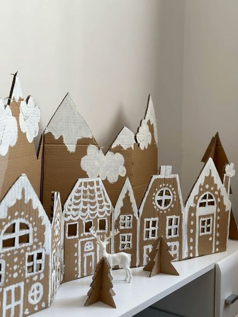 winter town made of cardboard Christmas House Cardboard Diy, Christmas Town Decorations Diy, Craft Paper Gingerbread House, Cardboard Christmas Window Display, Christmas Decorations Diy Cardboard, Gingerbread Cardboard House Ideas, Cardboard Gingerbread House Window Display, Christmas Decorations From Cardboard, Gingerbread House Decorations Cardboard