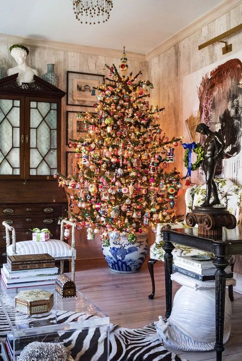 Charleston Christmas, Chinoiserie Christmas Tree, Chinoiserie Christmas, Christmas Interiors, Christmas Tree Inspiration, Decor Thanksgiving, Colorful Christmas Tree, Holiday Decorating, Christmas Inspiration