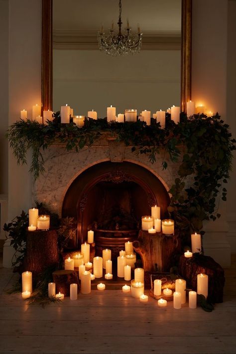 Christmas Living Room Decor, Candles In Fireplace, Christmas Living Room, Dark Christmas, Christmas Interiors, Christmas Living Rooms, Aesthetic Christmas, Christmas Inspo, Christmas Trends