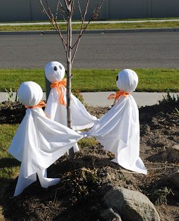 Outdoor Halloween Decor, Scary Halloween Decorations Diy, Halloween Lawn, Halloween Diy Outdoor, Halloween Outside, Halloween Decor Ideas, Halloween Ghost Decorations, Homemade Halloween Decorations, Dollar Store Halloween