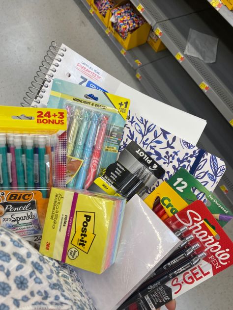 Back To School Essentials Aesthetic, School Supplies Ideas Aesthetic, College Materials School Supplies, Back To School Aesthetic Ideas, Start Of School Aesthetic, School Supplies Sophomore Year, Back To School Aesthetic Uk, School Supplies Aesthetic Highschool, School Supply Aesthetic