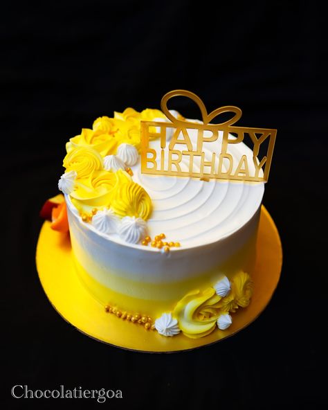 Simple Pineapple Cake Design, Pineapple Decorated Cake, Pineapple Cake Design Ideas, Yellow Cake Design Simple, Yellow Cake Designs Birthday, August Birthday Cake, Simple Pineapple Cake, Rasmalai Cake Designs, Butter Cream Cake Design