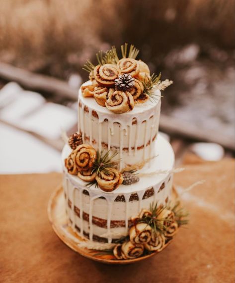 Cinnamon Roll Wedding Cake Display, Cinnamon Roll Cake Wedding, Banana Wedding Cake, Two Tier Fall Cake, Cinnamon Rolls Wedding Cake, Cinnamon Bun Wedding Cake, Cinnamon Wedding Cake, Spice Wedding Cake, Cinnamon Roll Wedding