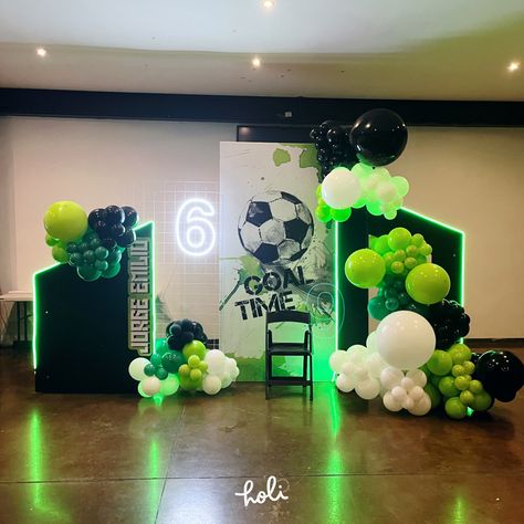 #luxuryevent #luxuryballoons #partyballoons #eventdesigner #beautifuldecor #partyideas#ballooninstalation #eventinspo #birthdayparty Soccer Theme Balloon Garland, Soccer Theme Backdrop, Football Party Backdrop Ideas, Soccer Backdrop, Barcelona Soccer Party, Football Party Backdrop, Soccer Birthday Theme, Soccer Balloons, Soccer Party Decorations