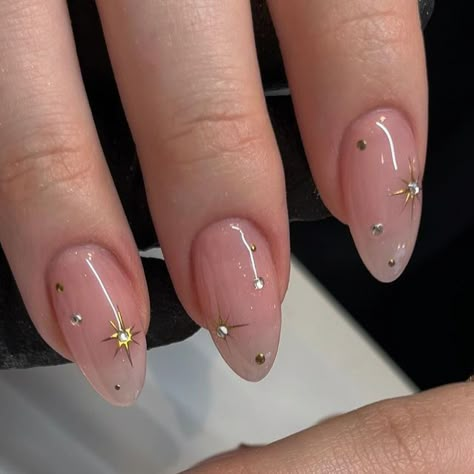 𝐆𝐈𝐀𝐍𝐆’𝐒 𝐍𝐀𝐈𝐋𝐒 on Instagram: "Day dreamer ✨🫶 #acrylicnails #starnail #naildesign #nail #nailspolish #nailinspiration #nailoftheday #nailsalon #nailpromote #nailinspiration #nail #nailpromote #starnails #naillove #nailindustry #nailtechlife" Gold Star Nail Design, Neutral Nye Nails, Cute New Year’s Eve Nails, 21 Bday Nails, Starlight Nails, Peace Nails, Gold Sparkle Nails, Nexgen Nails, Star Nail Designs