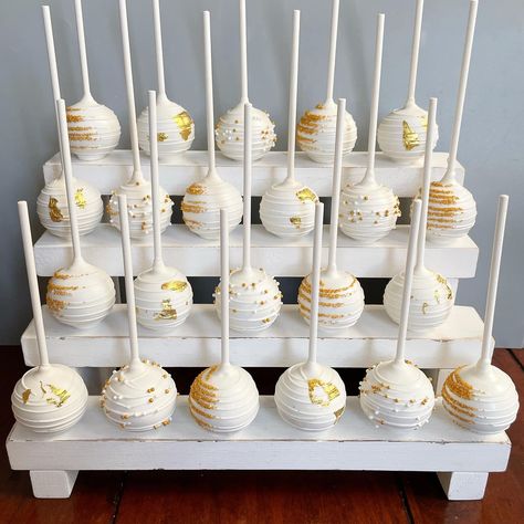 Boho Cake Pops Ideas, Gold And White Dessert Table Ideas, Engagement Cakesicles, White And Gold Desserts, Wedding Cake Pops Display, Engagement Cake Pops, Gold And White Sweet Table, Boho Cakepops, Gold And White Treats