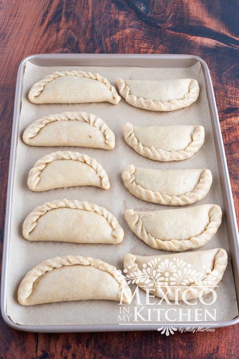 Learn how to make dessert empanadas, a delectable variation of the traditional savory empanadas. They are easy to make and will satisfy even the most discerning sweet tooth. Savory Empanadas, Dessert Empanadas, Sweet Empanadas, Mexico In My Kitchen, Easy Empanadas Recipe, Traditional Mexican Desserts, Baked Empanadas, Types Of Pastry, Empanadas Dough