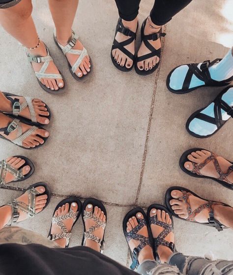 Hiking Shoes Summer, Walking Sandals Outfit, Chaco Sandals Aesthetic, Sports Sandals Women, Chacos Sandals Aesthetic, Chaco Aesthetic, Hiking Sandals Outfit, Chacos Sandals Outfit, Hike Sandals