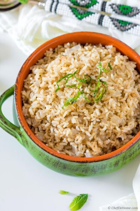 Mexican-style perfectly cooked Garlic Brown Rice loaded with flavor and ready in minutes with this Instant Pot Garlic Brown Rice recipe. Instant Pot Brown Rice Recipes, Garlic Brown Rice, Brown Rice Recipes Easy, Baked Brown Rice, Brown Rice Cooking, Meat Cooking Times, Brown Rice Pilaf, Pressure Cooker Pasta, Ketosis Diet Recipes