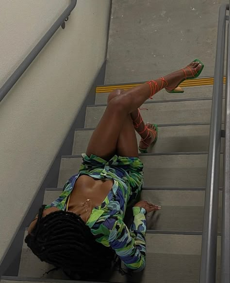 Stairwell Pictures, Pictures On Stairs, Female Portrait Poses, Pool Poses, Beautiful Photoshoot Ideas, Summer Picture Poses, Photography Posing Guide, Pic Pose, Model Poses Photography