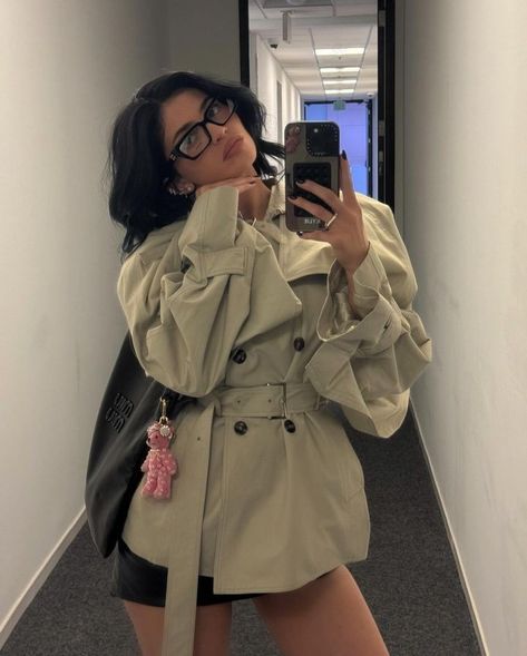 Kylie Jenner Looks, Kylie Jenner Outfits Casual, Trenchcoat Style, Calabasas California, Looks Kylie Jenner, Miu Miu Glasses, Kylie Jenner Look, Hollywood Model, Kylie Jenner Lipstick