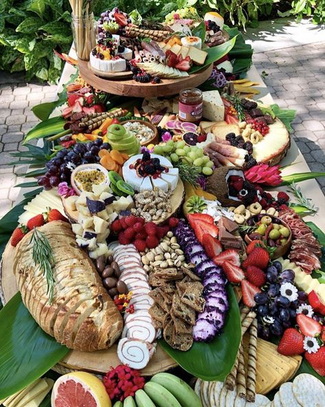 Wedding Appetizers, Snacks Appetizers, Charcuterie Inspiration, Grazing Table, Charcuterie Platter, Party Food Platters, Charcuterie And Cheese Board, Party Platters, Food Displays