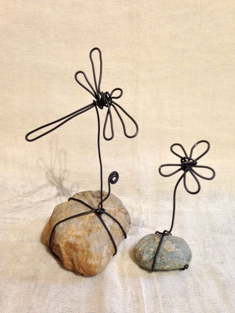 Rock And Wire Art, Diy Wire Animals, Easy Wire Art, Wire Sculpture Easy, Wire Art Easy, Dragonfly Sculpture, Wire Dragonfly, Chicken Wire Art, Wire Projects