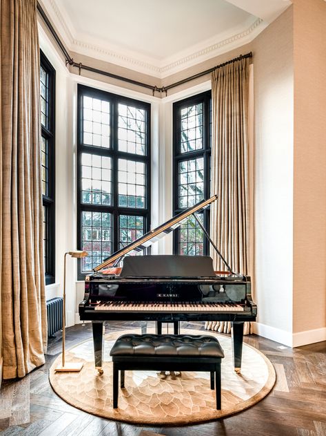 Piano Room Design, Grand Piano Living Room, Grand Piano Room, Piano Room Decor, Piano Living Rooms, Home Music Rooms, Piano Decor, Piano Room, Grand Piano