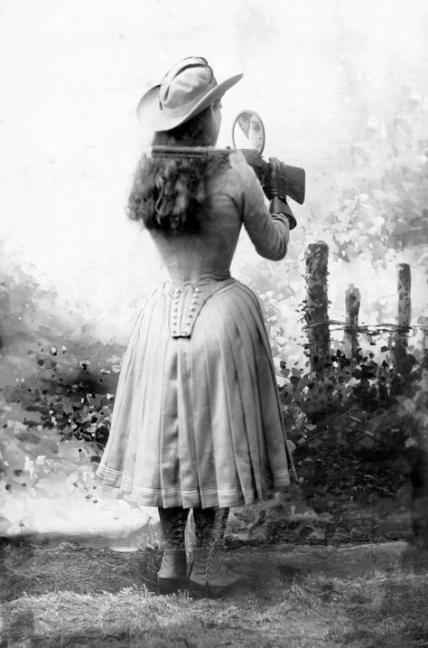 The amazing Annie Oakley: Meet the legendary American sharpshooter from the old West 6 West Outfit, Old West Photos, Annie Oakley, Buffalo Bill, Tough Cookie, Vintage Lifestyle, Wholesale Sunglasses, Vintage Cowgirl, West Country