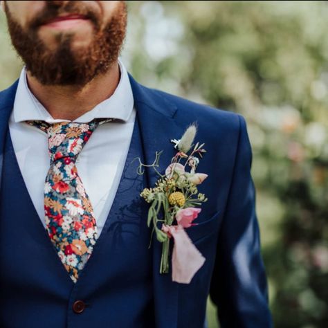 Daisy Hoban on Instagram: “What a scrummy little bunch of textures. This is how I like my buttonholes to look 👌 I'm not a big fan of the traditional single rose…” Groom Buttonhole, Blue Groomsmen Suits, Groom Blue Suit, Grooms And Groomsmen, Blue Groomsmen, Navy Suit Wedding, Groom Buttonholes, Informal Weddings, Blue Suit Wedding