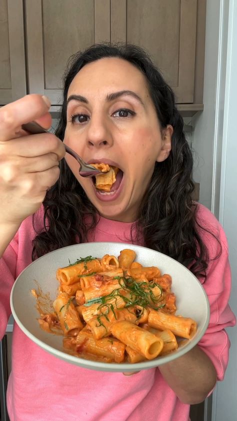 Creamy Vegan Cashew Tomato Pasta | tomato, cream, pasta, recipe | RECIPE: https://feelgoodfoodie.net/recipe/vegan-creamy-tomato-pasta/ This Creamy Vegan Tomato Pasta is made with a cashew cream sauce. It's the secret... | By Feelgoodfoodie Cashew Tomato Pasta Sauce, Vegan Tomato Pasta, Substitute For Heavy Cream, Cream Pasta Recipe, Pasta Tomato, Cashew Cream Sauce, Creamy Tomato Pasta, Spicy Cashews, Cream Pasta