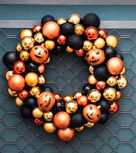 Halloween Wreath Ornaments, Small Halloween Wreath, Easy Diy Halloween Wreath, Halloween Door Wreaths Diy, Halloween Ornament Wreath, Ornament Wreath Diy, Halloween Wreath Ideas, Halloween Door Wreaths, Halloween Ball