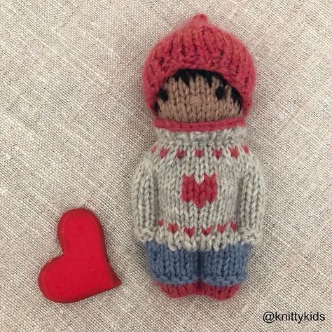 Gudrun Dahle on Instagram: “❤️ hearts and red hats ❤️ . This knitty kid has been sold . . # hygge #pocketdoll #handmadedoll #dollmaker #handmadetoys #knitamigurumi…” Bunny Knitting Pattern, Knitted Doll Patterns, Knitting For Charity, Circular Knitting Machine, Worry Dolls, Knitting Patterns Toys, Knitted Animals, Circular Knitting, Knitted Dolls