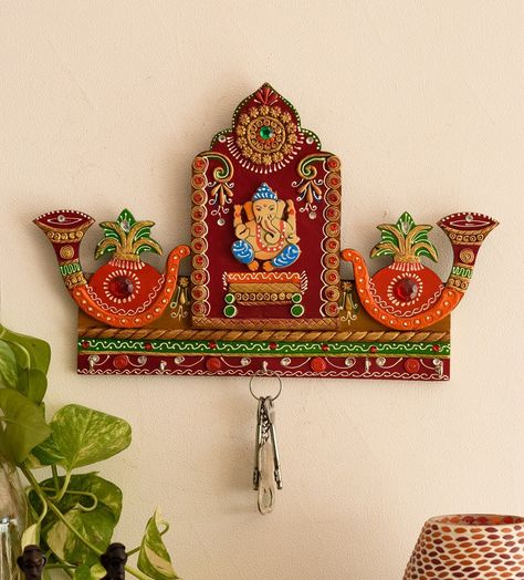 Place your keys on this key holder under the Clockful eyes of the Lord Ganesha who is sitting cross legged. The key holder has 5 hooks for your house, car, garage and other keys. The key knobs have been carefully designed to hold your keys. This key holder can be hung at any place in your house to keep keys secured and can also be used as a wall decoration piece. It serves as a great gift, especially around religious celebrations and festivities. Each Key Holder is diligently handcrafted by ... Diy Key Holder Ideas Creative, Kalash Decoration, Dhokra Art, 3d Murals, Desi Art, Key Holder Diy, Mural Art Design, Diy Mural, Sitting Cross Legged