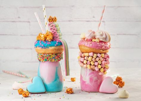 Freakshake ideas donuts cookies meringue popcorn marshmallows Milkshake Recipe Without Ice Cream, Healthy Milkshake Recipes, Vanilla Milkshake Recipe, Freakshakes Recipe, Milkshake Recipe Strawberry, Yummy Milkshake Recipes, Crazy Shakes, Fruit Milkshake, Fancy Donuts