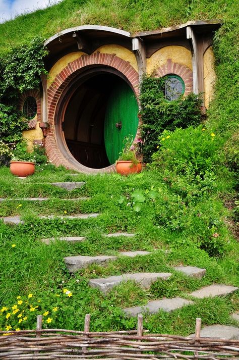 Case Sotterranee, Hobbit Homes, Hobbit Movie, Hobbit Houses, Hobbit Door, Casa Hobbit, Cubby House, Underground Homes, Hobbit Hole