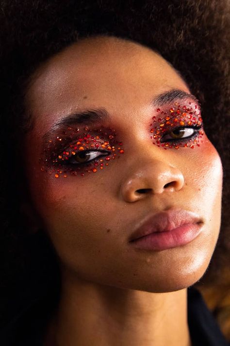 Euphoria Inspired Makeup Is Top NYFW Fall Beauty Trend Winter Make-up, Makeup Runway, Editorial Make-up, Dramatic Eye Makeup, New York Winter, Runway Makeup, Dramatic Eyes, Winter Makeup, Spring Makeup