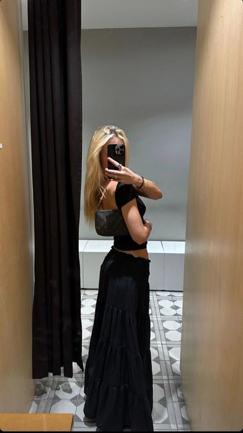 Black Flowy Top Outfit, Black Skirt Outfit Summer Aesthetic, Black Flowy Skirt Outfit Summer, Summer Outfit Black Skirt, Black Long Flowy Skirt Outfit, Full Black Skirt Outfit, Black Maxi Skirt Outfit Spring, Black Flowy Maxi Skirt Outfit, Long Flowy Skirt Outfit Summer