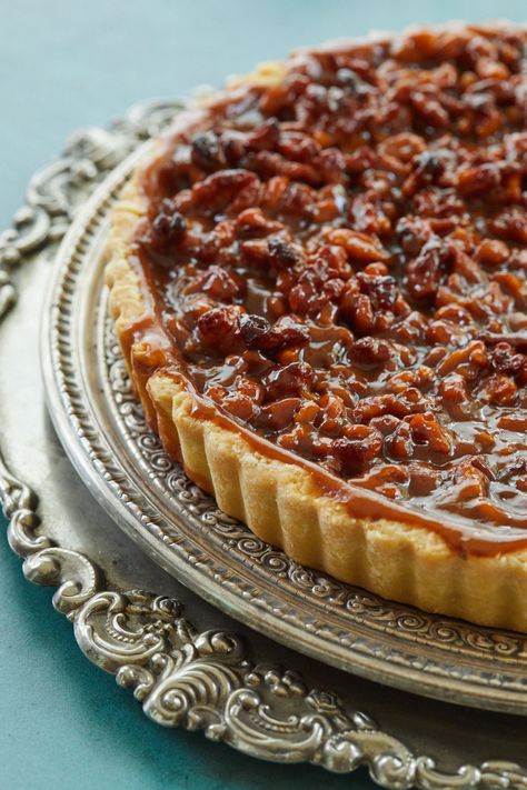 Walnut Caramel Tart: so French, so easy! Holiday Tarts, Walnut Tart, Walnut Caramel, French Tart, Recipes With Ingredients, Caramel Pie, Tv Recipes, Pecan Tarts, Bigger Bolder Baking