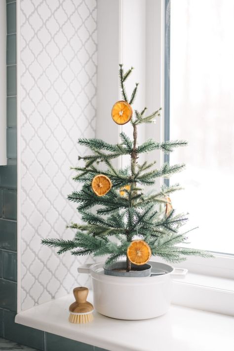 Citrus Decor, Natal Natural, Cedar Garland, Diy Christmas Garland, Bohemian Christmas, Minimal Christmas, Christmas Tablescape, Simple Christmas Decor, Diy Home Decor Ideas