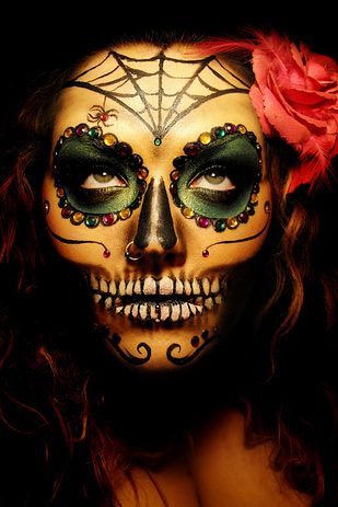 Día De Los Muertos (Day of the Dead) is a holiday celebrated in Mexico and by Mexican-Americans across the U.S. | 29 Breathtaking Día De Los Muertos Photos Makijaż Sugar Skull, Makeup Carnaval, Day Of The Dead Makeup, Halloweenský Makeup, Dead Makeup, Mascaras Halloween, Scary Halloween Costume, Sugar Skull Makeup, Day Of Dead