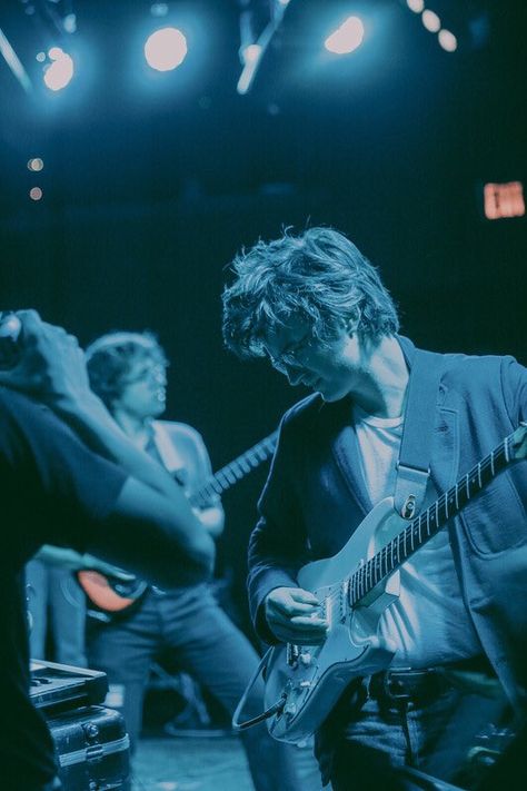 Joe Keery, Guitar, Concert, Twitter, Blue, White