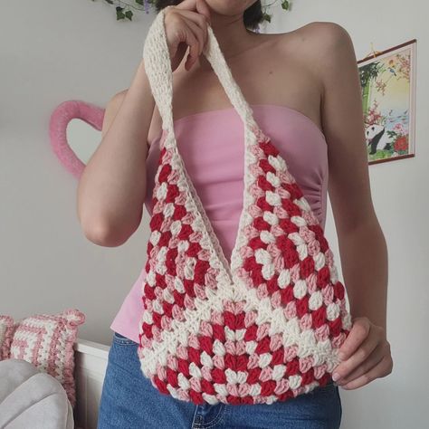 ❤️🩷🤍 Granny square bag ❤️🩷🤍 . . . I'm so happy with this bag (I think you can tell....) The colors, the shape, and the overall look is amazing!!! Looks even better on my bf 😵‍💫🥰 . . . Patern: these are just 3 regular granny squares that are bent in half and sew together with an invisible stitch . . . . . #crochet #corchetbag #handmadebag #crannysquares #grannysquarebag #homemade #crochetaddict #crochetforfun #crochetinspiration #crochetinspo #easycrochetprojects #bags #aestheticideas #iminlov... Crochet Granny Stitch, Diy Crochet Top, Invisible Stitch, Granny Square Bag, Easy Crochet Projects, My Bf, Stitch Crochet, Granny Squares, Crochet Granny