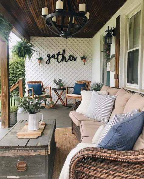 20 Gorgeous And Inviting Farmhouse Style Porch Decorating Ideas Porch Wall Art Ideas, Pretty Patios, Backyard Plans, Montana House, Outdoor Makeover, Enclosed Porch, Farmhouse Front Porch, Balkon Decor, Farmhouse Front Porches