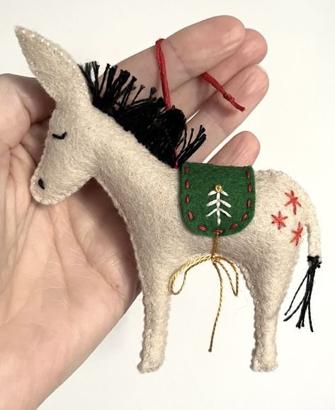 Tiny Felt Animals, Felt Embroidered Christmas Ornaments, Sew Christmas Tree, Christmas Felt Crafts, Felt Donkey, Donkey Christmas, Christmas Donkey, Embroidered Blanket, Wool Felt Projects