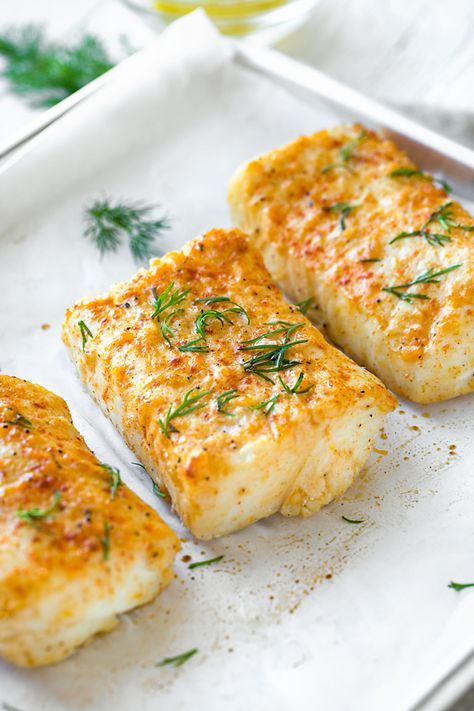 Succulent and flavorful, this delicious baked halibut is seasoned with lemon, garlic, Dijon and dill—it's the main attraction in the perfect healthy meal! | thecozyapron.com #bakedhalibut #bakedhalibutrecipes #bakedhalibutoven #bakedhalibutrecipeshealthy #bakedhalibutrecipeslemon #bakedhalibutrecipesoven Halibut Recipes Baked, Baked Halibut, Fish Recipes Baked, Halibut Recipes, Pane Dolce, Diner Recept, Fish Recipes Healthy, Fish Dinner, Healthy Fish