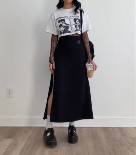 Long Skirt Band Tee Outfits, Long Black Skirt Alternative Outfit, Midi Skirt Alternative Outfit, Alternative Workout Clothes, Summer Outfit Alternative, Black Tube Skirt Outfit, Masc Skirt Outfit, Clothing Styles Edgy, Long Skirt Goth Outfit