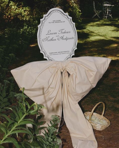 Wedding • Instagram Bow Wedding Decoration, Elegant Vintage Wedding Ideas, Artistic Wedding Decor, Wedding Ceremony Details, Vintage Themed Party, Elegant Vintage Wedding, French Country Wedding, Vintage Wedding Decor, Swan Wedding