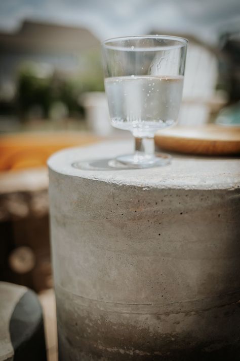 close up view of DIY Concrete Side Table on an outdoor patio Diy Concrete Side Table, Concrete Spray Paint, Spray Paint Table, Concrete Side Table, Cement Table, Diy Side Table, Mix Concrete, Side Table Decor, Diy Nightstand