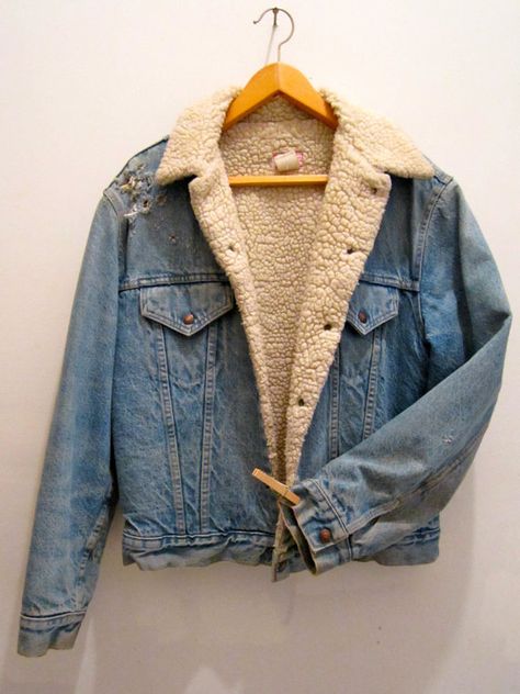 Vancouver Outfits, Denim Jacket Aesthetic, Denim Jacket Sherpa, Fleece Lined Denim Jacket, Levis Sherpa, Jacket Aesthetic, Tomboy Femme, Lined Denim Jacket, Fresh Outfits