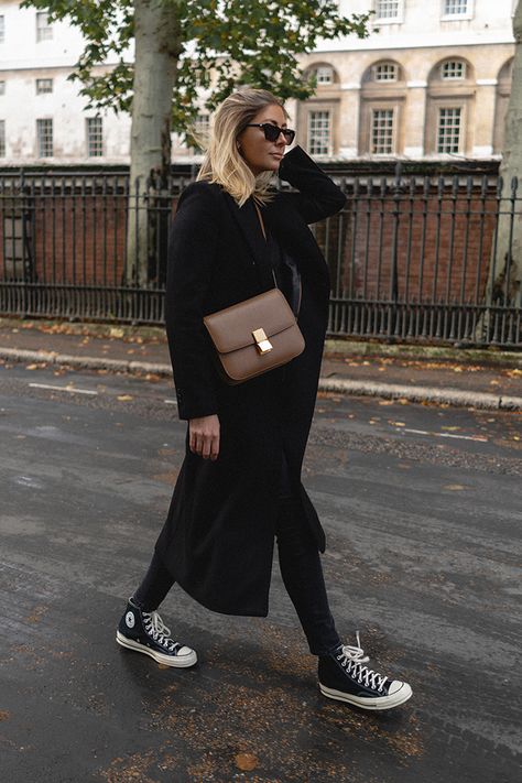 Black wool coat, black skinny jeans, camel Celine Classic bag, Black Converse Chuck 70 trainers. All black outfit. Chucks Outfit, All Black Outfit For Work, Black Coat Outfit, High Tops Outfit, Emma Hill, Converse Outfits, Black High Top Converse, Mode Tips, Outfits With Converse