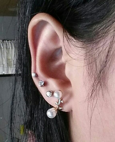 Double pearl. Quadruple earlobe piercing. 4 Ear Lobe Piercings, Three Ear Piercings Lobe, Lobe Piercings Ideas, Ear Piercings Lobe, Ear Piercings Silver, Piercings Lobe, Piercings Silver, 3 Ear Piercings, Three Ear Piercings